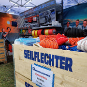 Die Seile von Seilflechter Tauwerk GmbH bürgen für Qualität, Zuverlässigkeit und innovative Lösungen. Trotz höchster Standards entstehen jedoch gelegentlich Seilreste. Wir bieten eine Auswahl gemischter Seilreste aus unterschiedlichsten Branchen pro Kilogramm an. Nachhaltigkeit steht dabei im Fokus. Egal, ob für den DIY-Bereich, Kunst, Spiele oder andere Anwendungen – hier erhalten Sie die Möglichkeit, kostengünstig an erstklassige Seile zu gelangen.