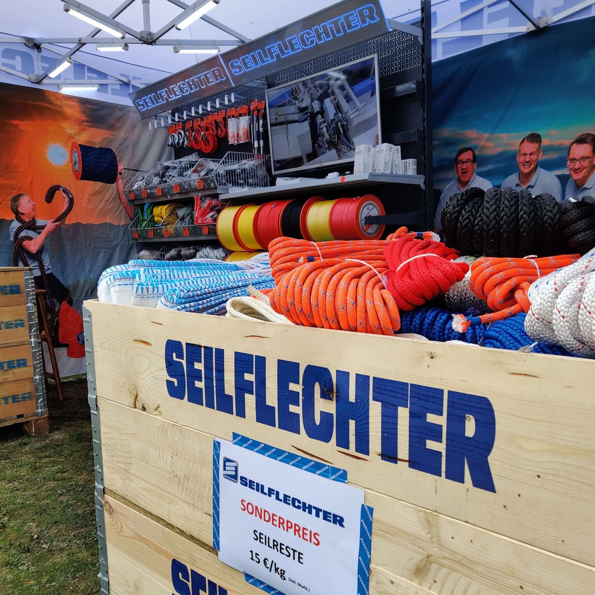 Die Seile von Seilflechter Tauwerk GmbH bürgen für Qualität, Zuverlässigkeit und innovative Lösungen. Trotz höchster Standards entstehen jedoch gelegentlich Seilreste. Wir bieten eine Auswahl gemischter Seilreste aus unterschiedlichsten Branchen pro Kilogramm an. Nachhaltigkeit steht dabei im Fokus. Egal, ob für den DIY-Bereich, Kunst, Spiele oder andere Anwendungen – hier erhalten Sie die Möglichkeit, kostengünstig an erstklassige Seile zu gelangen.