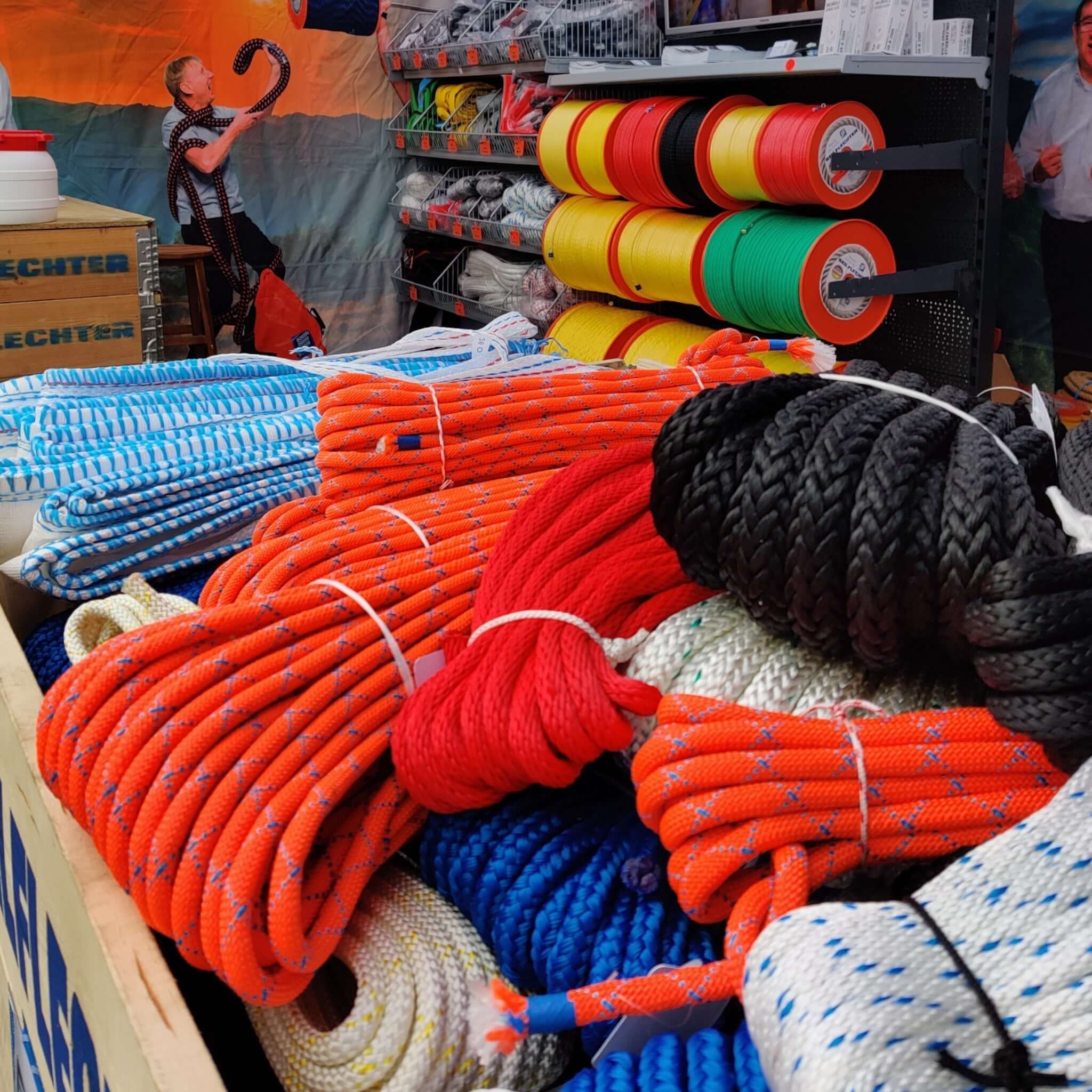 Die Seile von Seilflechter Tauwerk GmbH bürgen für Qualität, Zuverlässigkeit und innovative Lösungen. Trotz höchster Standards entstehen jedoch gelegentlich Seilreste. Wir bieten eine Auswahl gemischter Seilreste aus unterschiedlichsten Branchen pro Kilogramm an. Nachhaltigkeit steht dabei im Fokus. Egal, ob für den DIY-Bereich, Kunst, Spiele oder andere Anwendungen – hier erhalten Sie die Möglichkeit, kostengünstig an erstklassige Seile zu gelangen.