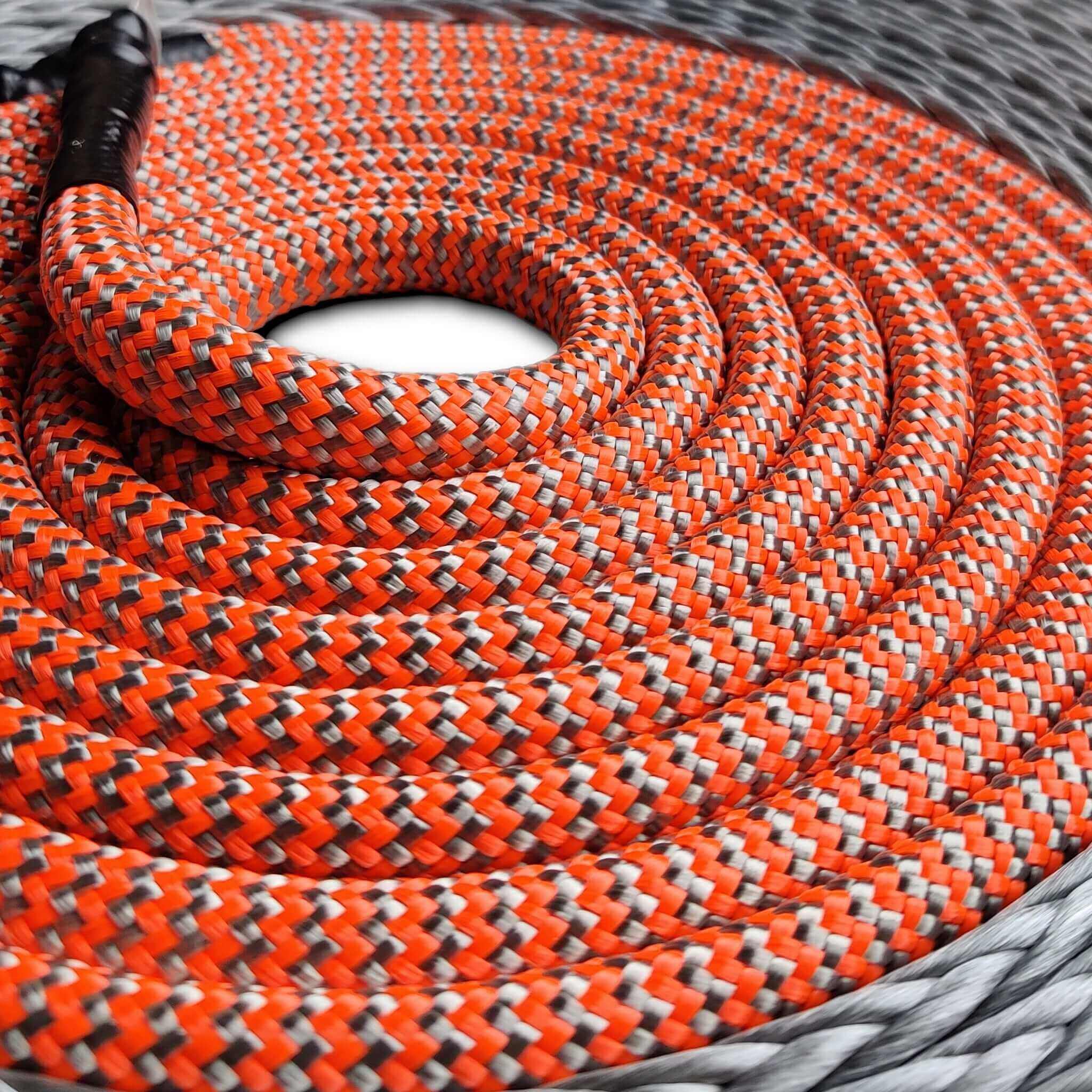 Novoleen® Pu12 Windenseil Performance XL - Innovatives, metallfreies Windenseil für Offroad-Abenteuer. Mit integriertem Tauwerkschäkel, hoher Bruchlast, geringem Gewicht und Schutz vor Lackkratzern. Nachhaltig und austauschbar. Hergestellt von Seilflechter Tauwerk GmbH