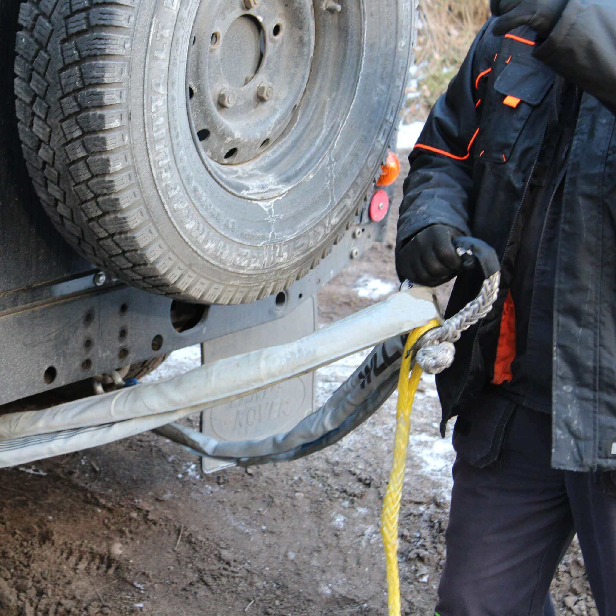 Professionelles Berge- und Abschleppseil von Seilflechter für Autos bis 3,5t. Systembruchlast von 10 Tonnen, sichtbare Sicherheits-Warnflagge für Gelände. Hochwertige Tauwerkschäkel für stabile Verbindungen. Artikelnummer: 940250 / 940250.SG, Durchmesser: 20 mm, Länge: 5 Meter, Farben: Rot/Weiß oder Schwarz/Gelb, Seilbruchlast: 10.000 kg, Nutzlast: 3.500 kg, Gewicht: 1,9 kg.